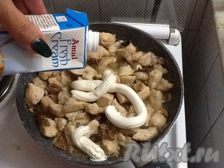 Размешать и потушить несколько минут на небольшом огне, затем добавить сливки и воду. Если нужно, добавить соль.