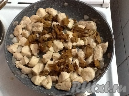 Нарезать размоченные белые грибы и добавить в сковороду. Если вы используете смесь лесных грибов, то рекомендую их отварить в воде для замачивания, слегка подсолив, в течение 10 минут. Только потом добавить в сковороду к куриной грудке.
