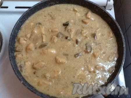 Накрыть сковороду крышкой и оставить тушиться минут 10. Наша вкуснейшая куриная грудка с грибной подливкой готова! Манящий аромат уже позвал всех домашних на кухню!