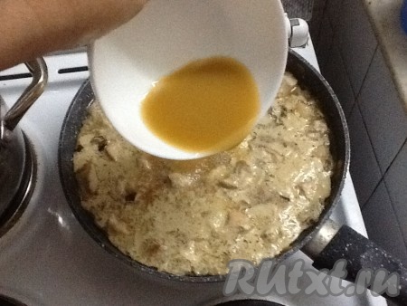 Затем получившуюся смесь аккуратно вылить на сковороду с куриной грудкой и тщательно перемешать.