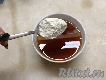 Добавить в процеженную воду столовую ложку муки и хорошо размешать, чтобы не было комочков. Если это грибной отвар, то его нужно остудить.