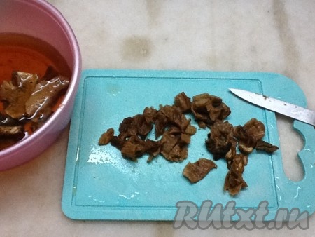 Нарезать размоченные белые грибы и добавить в сковороду. Если вы используете смесь лесных грибов, то рекомендую их отварить в воде для замачивания, слегка подсолив, в течение 10 минут. Только потом добавить в сковороду к куриной грудке.