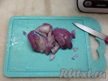 Нарезать лук и добавить его на сковороду к куриной грудке. Обжаривать на среднем огне, пока лук не станет прозрачным. Посолить и поперчить по вкусу.