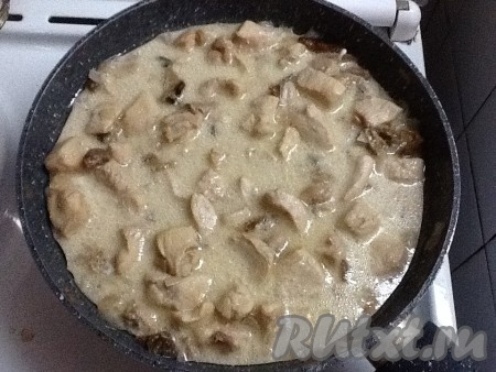 Размешать и потушить несколько минут на небольшом огне, затем добавить сливки и воду. Если нужно, добавить соль.