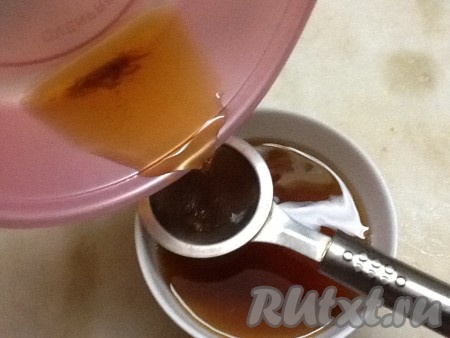 Процедить воду, в которой замачивали грибы.