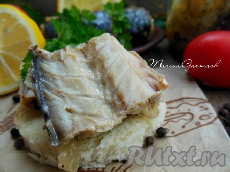 Подавайте такую рыбу со свежими овощами и зеленью к картофельному пюре или каше.
