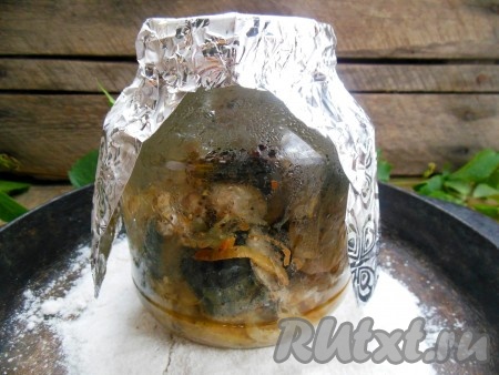 Обязательно ставьте банку со скумбрией в холодную духовку. Выставите температуру 170 градусов и готовьте 30-35 минут, затем духовку выключите и оставьте еще на 10 минут в духовке, не открывая дверцы, чтобы рыбка протомилась, а банка не лопнула от перепада температуры. В процессе запеканию фольгу, закрывающую верх банки, снимать не нужно.