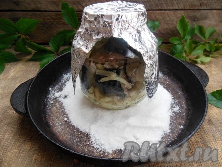 В форму для выпечки или в чугунную сковороду насыпьте 2-3 столовые ложки соли, разровняйте ее и поставьте сверху банку. Соль нужна для того чтобы банка не лопнула.