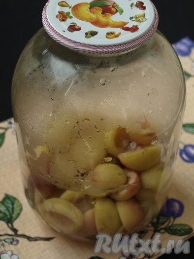 Через 20 минут слить воду из банки в кастрюлю, а в банку добавить лимонную кислоту и снова прикрыть крышкой.
