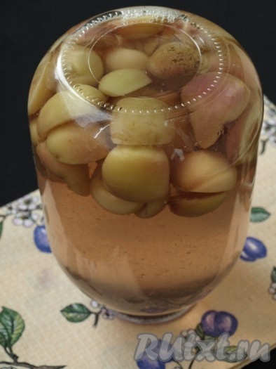 Проверить герметичность закатки, перевернув банку дном вверх. Затем перевернутую банку укутать тёплым пледом до полного остывания.
