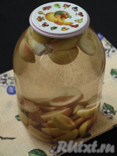 В чайнике вскипятить воду и кипящей водой залить персики в банке, прикрыть прокипяченной крышкой и оставить на 20 минут.
