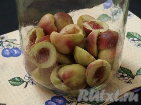 Половинками персиков наполнить чистую банку. Банку можно не стерилизовать.
