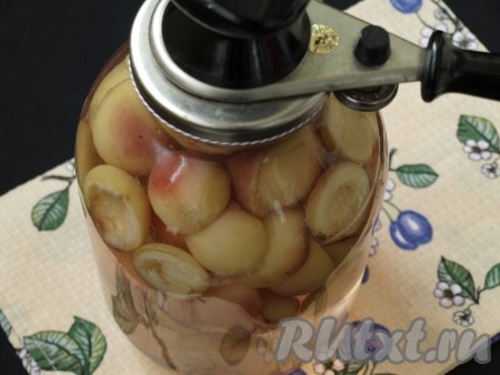 В кастрюлю с водой добавить сахар, поставить на огонь, довести ещё раз до кипения и дождаться растворения сахара. Залить персики в банке горячей водой с сахаром до самого горлышка и закатать банку ключом.
