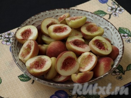 Персики хорошо вымыть, разрезать пополам и удалить косточки.
