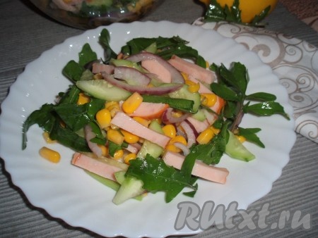 Вкусный, полезный и красивый салат с ветчиной, огурцами и&nbsp;рукколой готов.