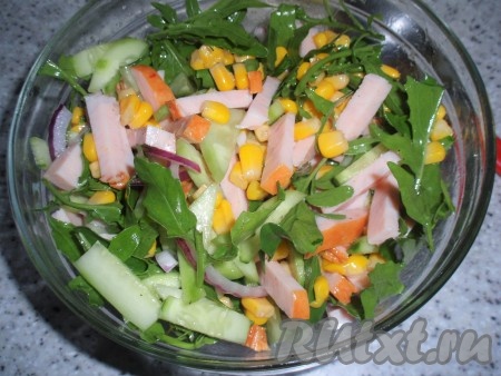 Заправить салат, перемешать и, по необходимости, досолить.
