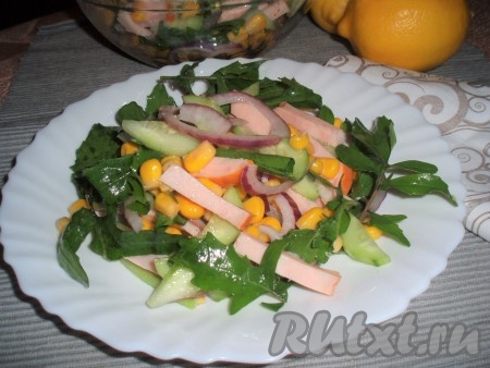 Салат с ветчиной, огурцами и  рукколой
