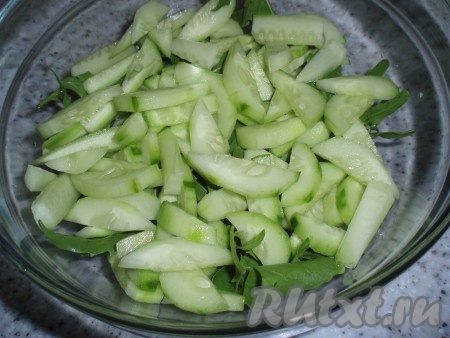 Огурцы вымыть, нарезать соломкой, добавить к рукколе.