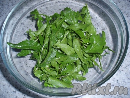 Рукколу вымыть, обсушить на бумажном полотенце. Выложить в салатник.
