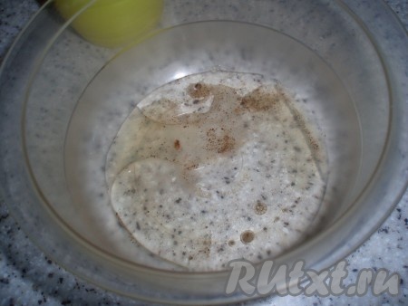 Для приготовления салатной заправки соединить лимонный сок, соль, перец и растительное масло. Перемешать.
