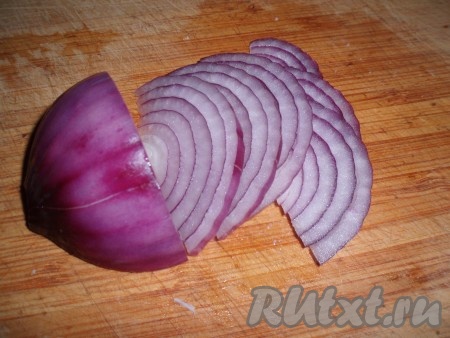 Очищенный лук нарезать полукольцами, добавить в салат.
