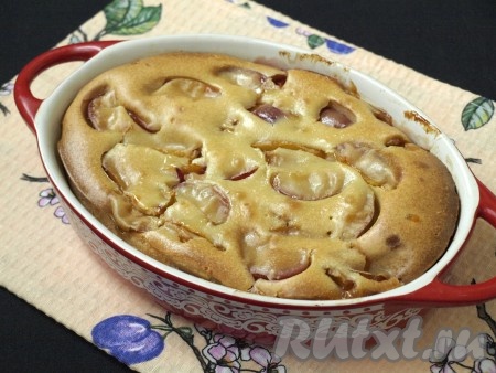 Духовку разогреть до 170 градусов и выпекать клафути со сливами 20 минут, затем снизить температуру до 150 градусов и печь ещё 1 час. В зависимости от особенностей духовки может понадобиться меньше времени. Готовность проверяем деревянной шпажкой.
