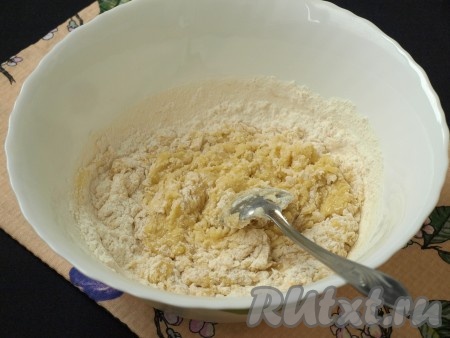 Просеять в получившуюся смесь муку и ванилин, тесто перемешать ложкой.
