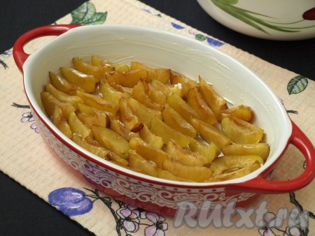 Из слив удалить косточки и нарезать дольками. Форму смазать сливочным маслом и плотно уложить сливы на дно. Сливы не экономим в данном десерте, их должно быть много. Если сливы не очень сладкие, то их можно присыпать сахаром. У меня были сладкие сливы.
