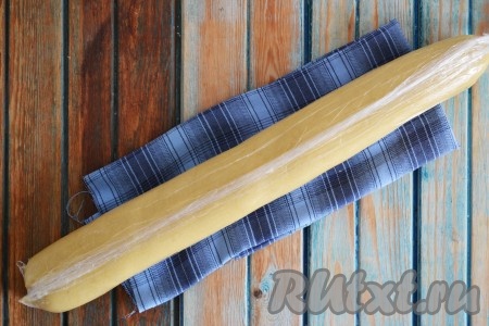 Скатать тесто в валик (тесто, чтобы было удобно с ним работать, разделить на 2-3 части), обмотать пищевой пленкой и отправить в холодильник минимум на 30 минут.
