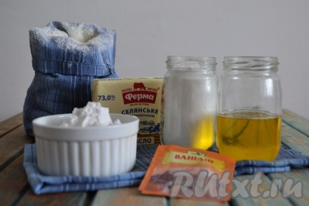 Подготовить необходимые ингредиенты для приготовления песочного печенья с крахмалом.