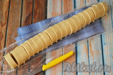 По истечении времени разрезать валик из теста на кусочки толщиной 1 см.
