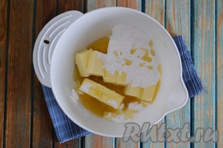 В глубокой миске соединить подтаявшее сливочное масло, сахарную пудру и подсолнечное масло. Масло лучше использовать рафинированное без запаха, чтобы его вкус и аромат не повлияли на вкус и аромат готового печенья.&nbsp;
