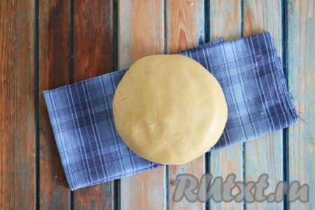 И хорошо вымешать. Песочное тесто будет покладистым и не будет приставать к рукам.
