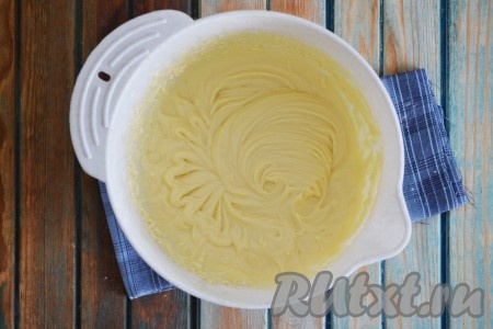 И снова взбить миксером. Масса станет нежной, однородной, достаточно густой. На её поверхности будут оставаться следы от венчиков.  