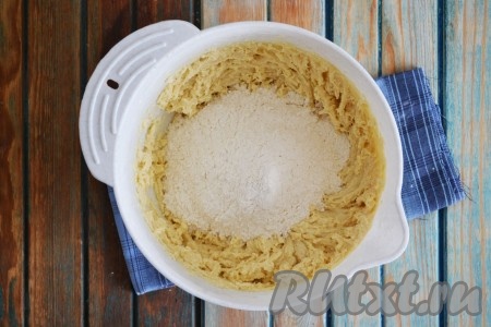 Затем всыпать оставшуюся муку. 