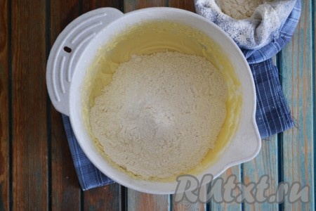 Всыпать 1/3 муки.
