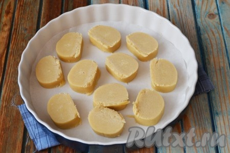 Форму для запекания застелить пергаментной бумагой и выложить заготовки печенья.
