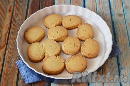 Выпекать в духовке 20-25 минут при температуре 160 градусов. 