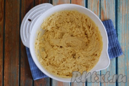 Тщательно вмешать муку ложкой в тесто.
