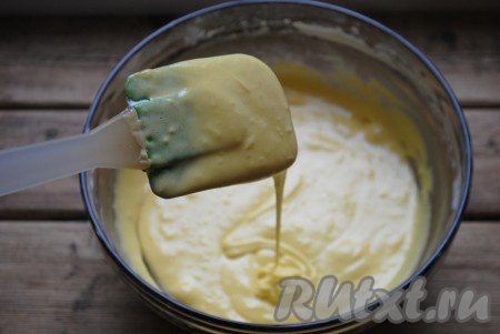 Тесто по консистенции должно напоминать сметану. 
