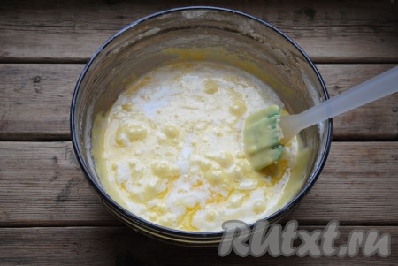 Влить тёплое сливочное масло и ещё раз аккуратно перемешать. 