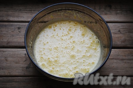 Миксером взбить яйца с сахаром до пышной, однородной массы.&nbsp;
