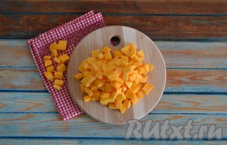 Тыкву, очищенную от кожуры и семян, нарезать на мелкие кубики (можно натереть на крупной тёрке). 