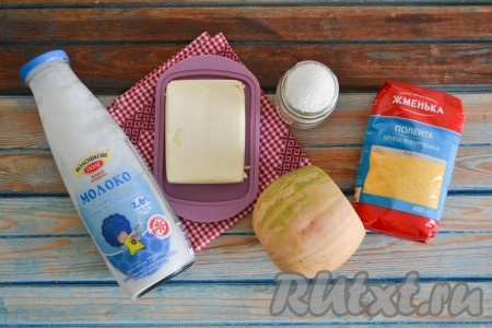 Подготовить необходимые ингредиенты для приготовления кукурузной каши с тыквой на молоке в мультиварке.