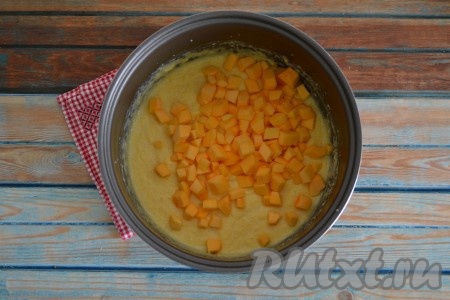 По истечении времени всыпать тыкву в чашу мультиварки в кукурузную кашу.