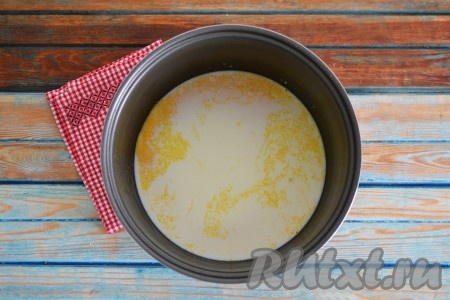 Всыпать кукурузную крупу и сахар в чашу мультиварки, влить 350 миллилитров молока, закрыть крышку и включить мультиварку на режим "Каша".