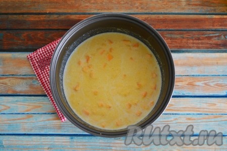 Влить оставшееся молоко, перемешать, закрыть крышку мультиварки и продолжить варить ещё 15 минут (если кукурузная крупа мелкого помола) или 25 минут (если крупа крупного помола). Во время приготовления не нужно открывать крышку или перемешивать кашу.