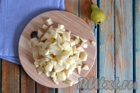 Очистить груши и нарезать небольшими кубиками. 