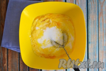 Немного разболтать венчиком и влить кефир. 