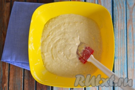 Тщательно перемешивая массу, довести её до однородности. В ней не должно быть комочков муки. По консистенции тесто будет напоминать густую сметану - если поднять небольшую часть на лопатке, она будет сползать медленно и широкими лентами.
